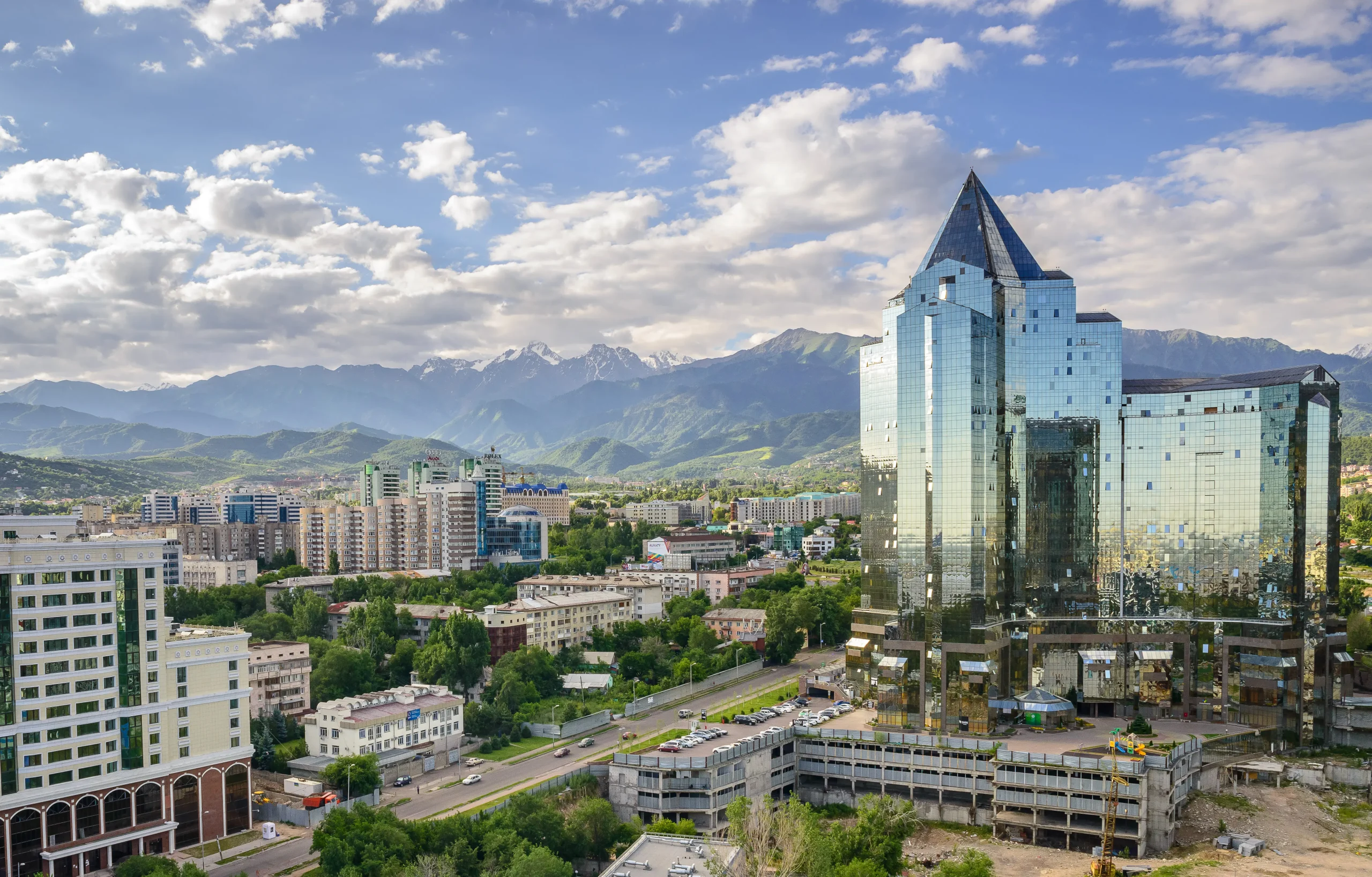 Nurly Tau İş Merkezi, Almatı'nın modern iş merkezlerinden biri – Kazakistan'da oturma izni danışmanlık sitesi ana sayfa görseli